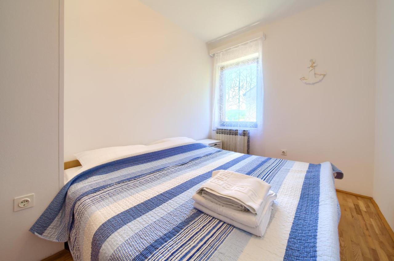 Apartments Dundo Njivice Extérieur photo