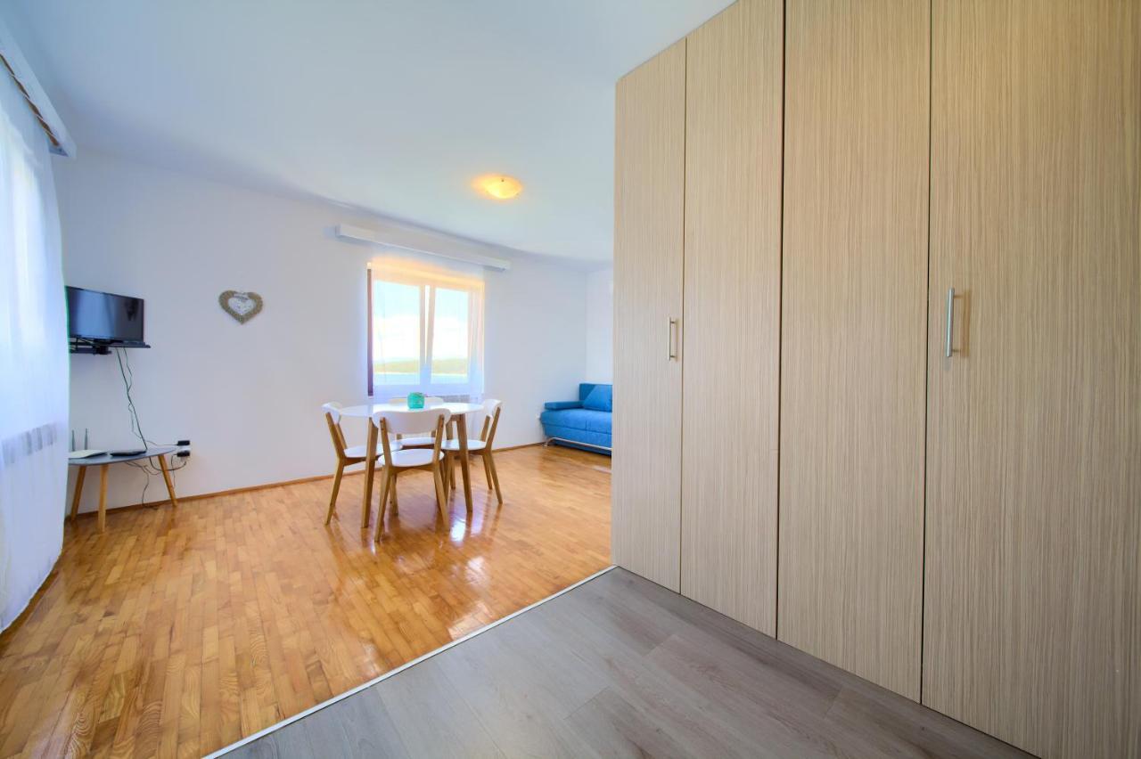 Apartments Dundo Njivice Extérieur photo