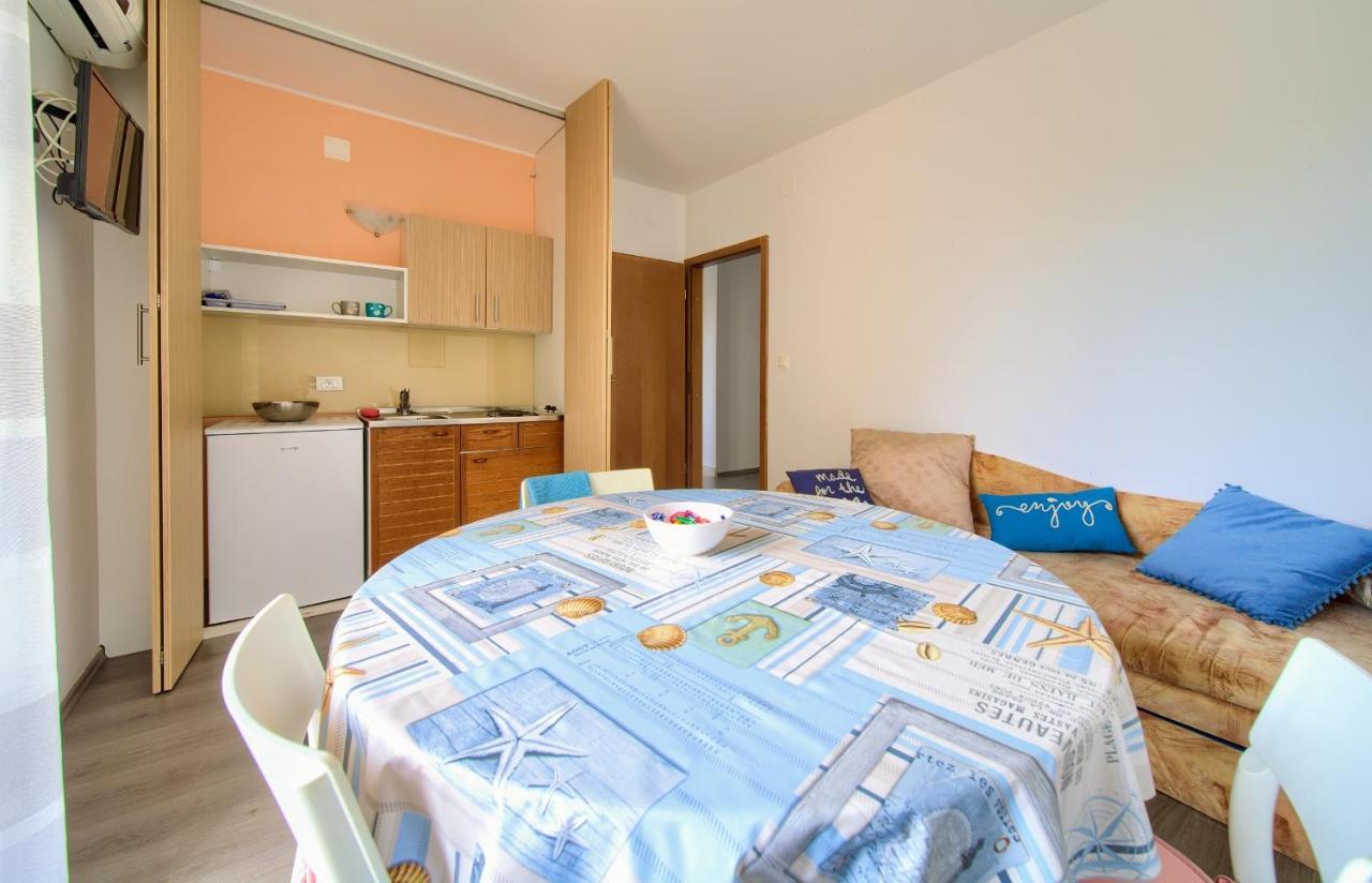 Apartments Dundo Njivice Extérieur photo